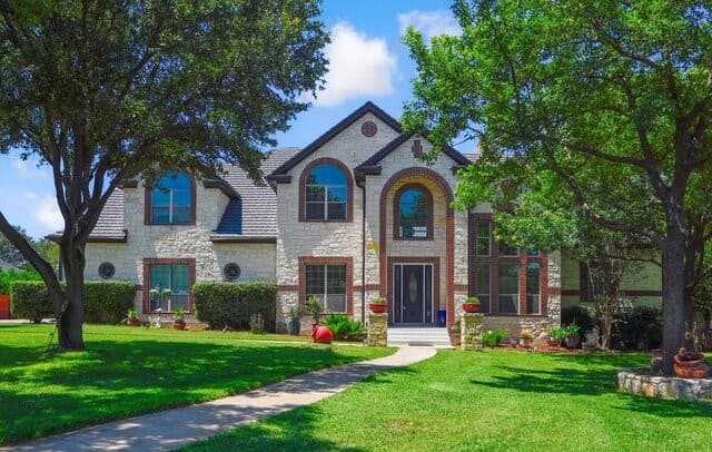 5-bedroom rental at 3861 Menger in San Antonio, TX — photo 1