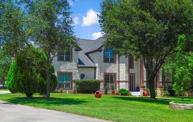 5-bedroom rental at 3861 Menger in San Antonio, TX — photo 2