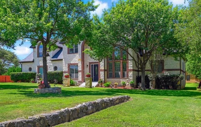 5-bedroom rental at 3861 Menger in San Antonio, TX — photo 3