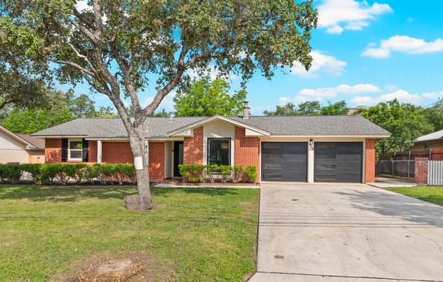 3-bedroom rental at 413 Gladiola Ln in Castle Hills, TX — photo 1