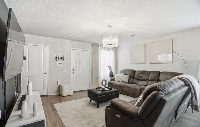 3-bedroom rental at 7131 Cozy Run in San Antonio, TX — photo 4