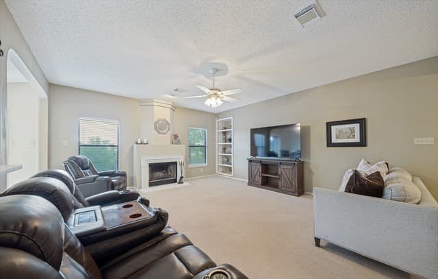 4-bedroom rental at 2214 Stallion Run in San Antonio, TX — photo 4
