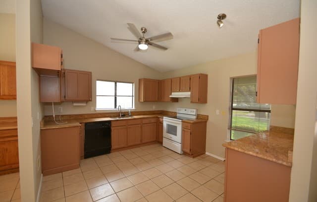 3-bedroom rental at 4726 Barhill St in San Antonio, TX — photo 3