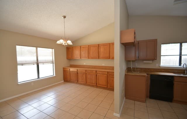 3-bedroom rental at 4726 Barhill St in San Antonio, TX — photo 4