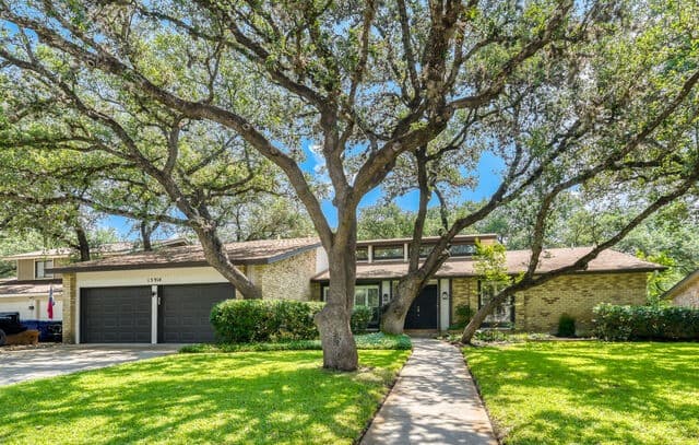 4-bedroom rental at 13914 Sugarberry Woods Street in San Antonio, TX — photo 2