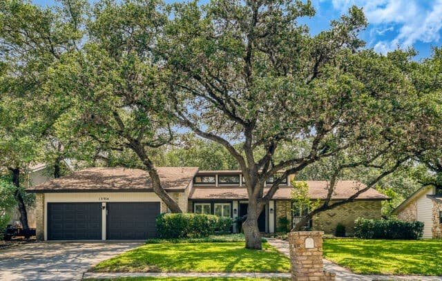 4-bedroom rental at 13914 Sugarberry Woods Street in San Antonio, TX — photo 3