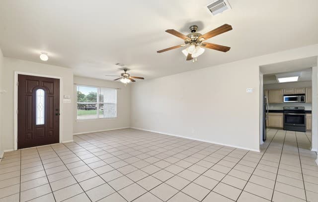 4-bedroom rental at 7718 Cavern Hill in San Antonio, TX — photo 4