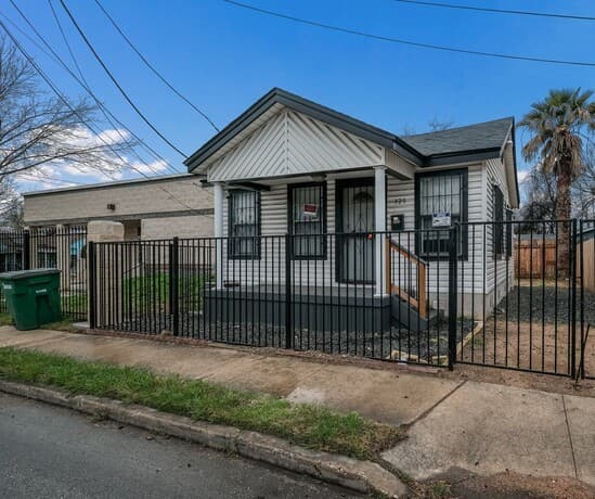 2-bedroom rental at 325 S Hackberry St in San Antonio, TX — photo 2