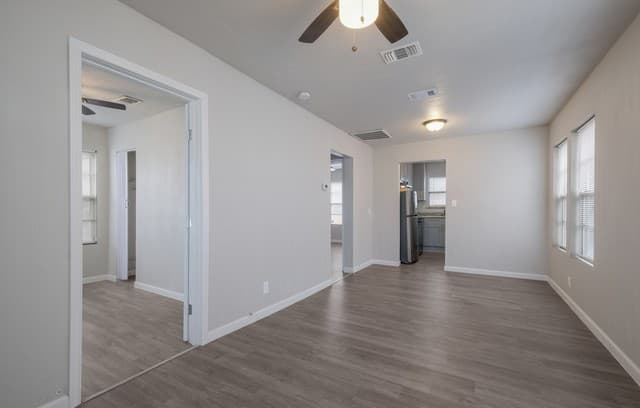 2-bedroom rental at 325 S Hackberry St in San Antonio, TX — photo 4