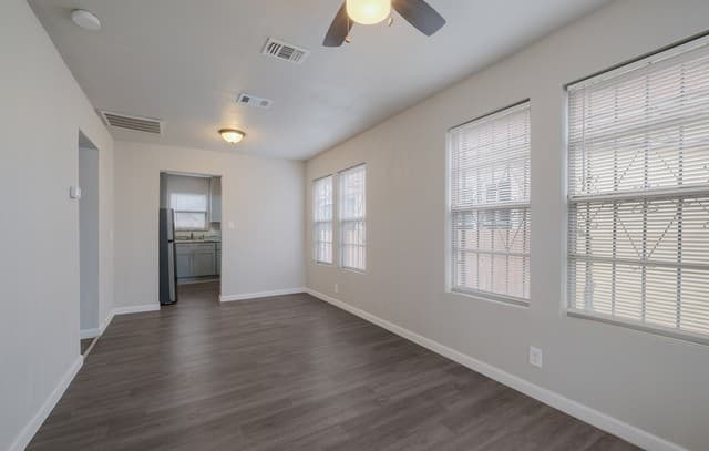 2-bedroom rental at 325 S Hackberry St in San Antonio, TX — photo 5