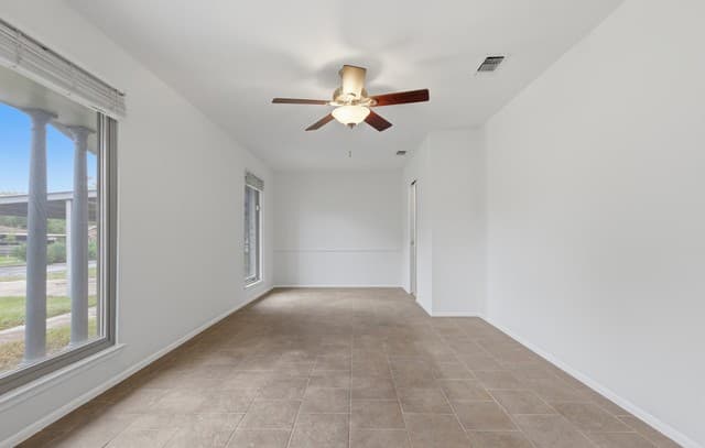 3-bedroom rental at 5039 Round Table Dr in San Antonio, TX — photo 4
