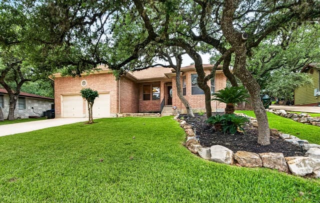 4-bedroom rental at 1847 Mountjoy in San Antonio, TX — photo 2