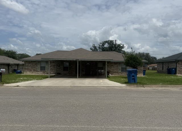 rental at 1052 Long St in Pleasanton, TX — photo 3