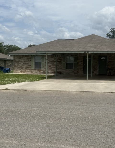 rental at 1052 Long St in Pleasanton, TX — photo 4