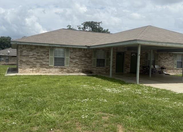 rental at 1052 Long St in Pleasanton, TX — photo 5