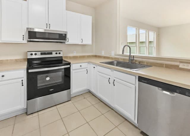 4-bedroom rental at 121 Lark Hill in Floresville, TX — photo 3