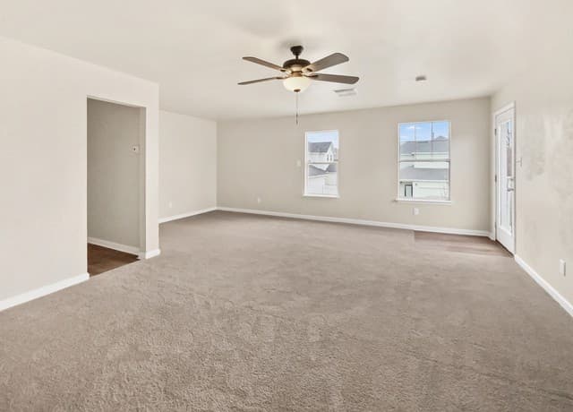 4-bedroom rental at 121 Lark Hill in Floresville, TX — photo 4