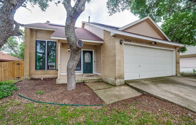 3-bedroom rental at 8922 Silent Cross in San Antonio, TX — photo 2
