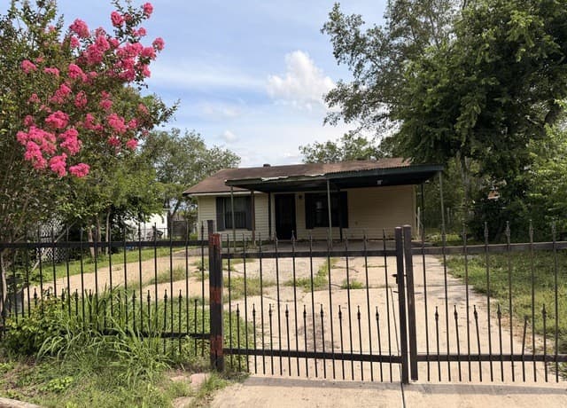 3-bedroom rental at 6130 Bark Valley in San Antonio, TX — photo 2