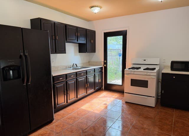 3-bedroom rental at 6130 Bark Valley in San Antonio, TX — photo 3