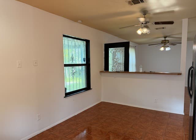 3-bedroom rental at 6130 Bark Valley in San Antonio, TX — photo 4