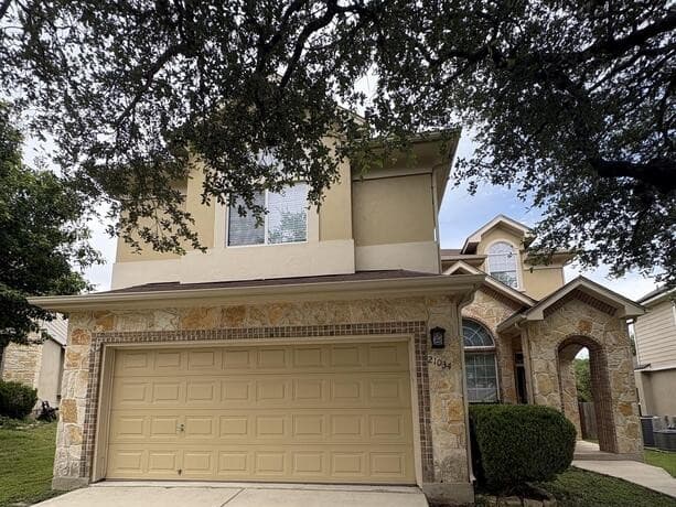4-bedroom rental at 21034 Villa Valencia in San Antonio, TX — photo 2