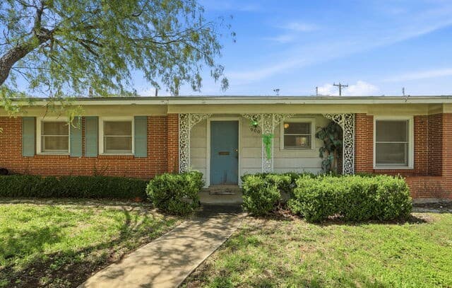 3-bedroom rental at 900 Canterbury Hill St in Terrell Hills, TX — photo 1