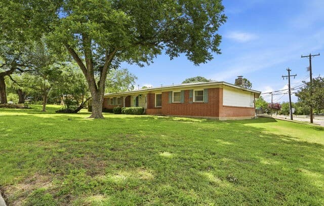 3-bedroom rental at 900 Canterbury Hill St in Terrell Hills, TX — photo 2
