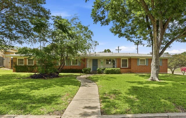 3-bedroom rental at 900 Canterbury Hill St in Terrell Hills, TX — photo 3