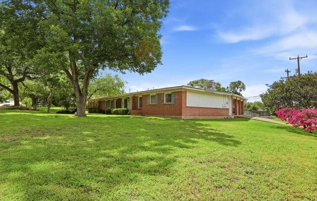 3-bedroom rental at 900 Canterbury Hill St in Terrell Hills, TX — photo 4