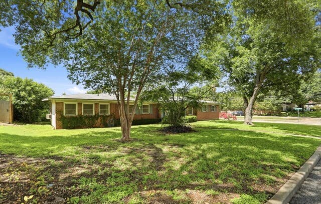 3-bedroom rental at 900 Canterbury Hill St in Terrell Hills, TX — photo 5