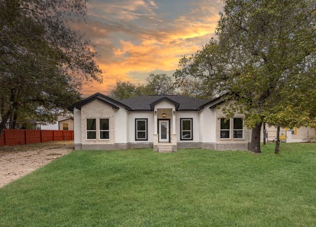 4-bedroom rental at 23031 Fawn Trail Dr in Elmendorf, TX — photo 2