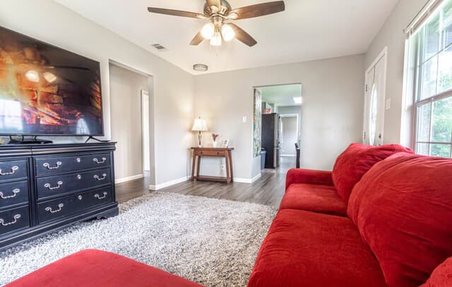 3-bedroom rental at 622 Pinewood Ln in San Antonio, TX — photo 2