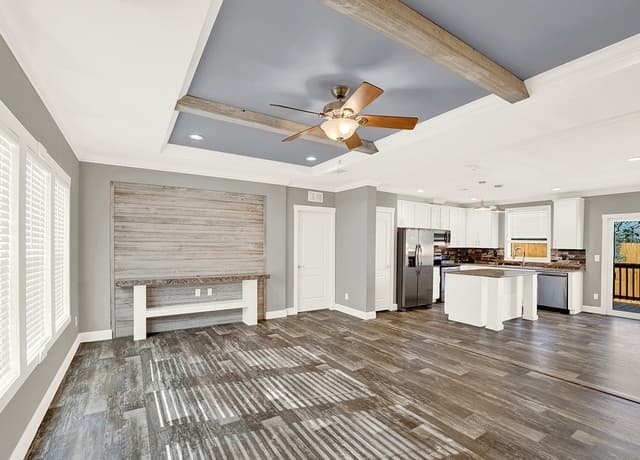 4-bedroom rental at 112 County Road 158 in Floresville, TX — photo 5