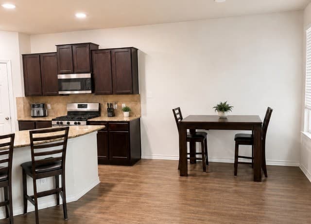 5-bedroom rental at 5906 Brahms Way in San Antonio, TX — photo 3