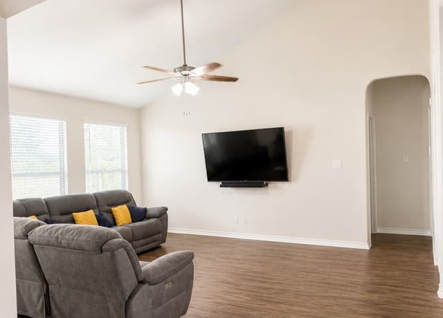 5-bedroom rental at 5906 Brahms Way in San Antonio, TX — photo 4