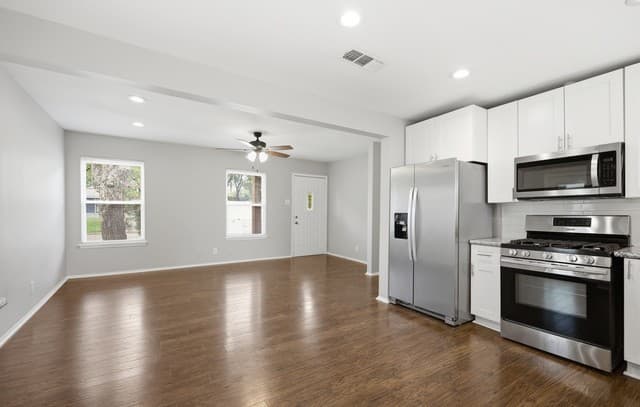 3-bedroom rental at 634 Pinewood in San Antonio, TX — photo 3