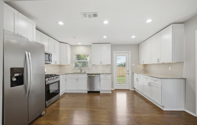 3-bedroom rental at 634 Pinewood in San Antonio, TX — photo 4