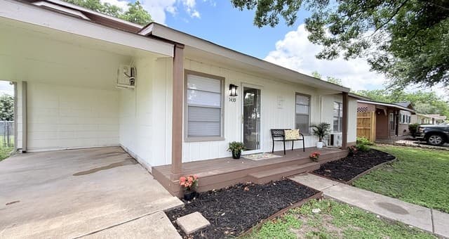 3-bedroom rental at 1439 Peterson Ave in San Antonio, TX — photo 2