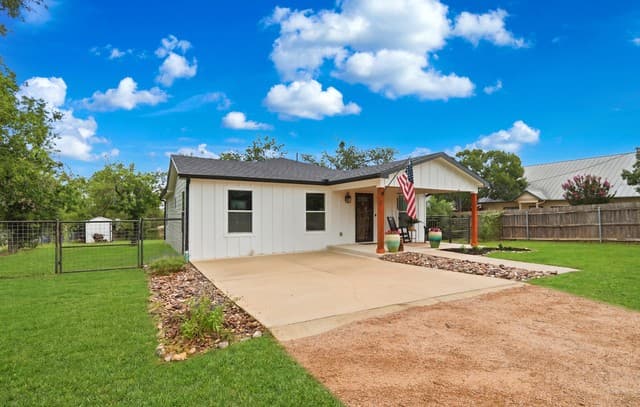 3-bedroom rental at 1511 Jackson St in Castroville, TX — photo 3