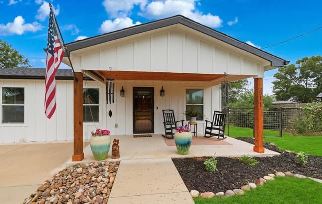 3-bedroom rental at 1511 Jackson St in Castroville, TX — photo 4