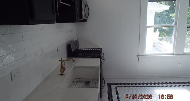 1-bedroom rental at 940 W Mulberry in San Antonio, TX — photo 5