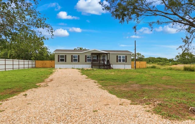 4-bedroom rental at 11859 Jarratt Rd in Atascosa, TX — photo 2