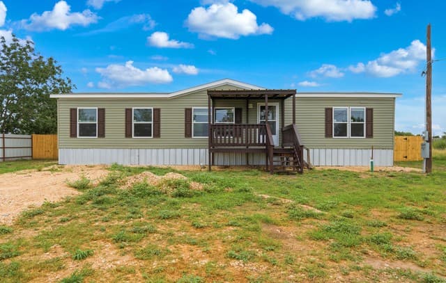 4-bedroom rental at 11859 Jarratt Rd in Atascosa, TX — photo 3
