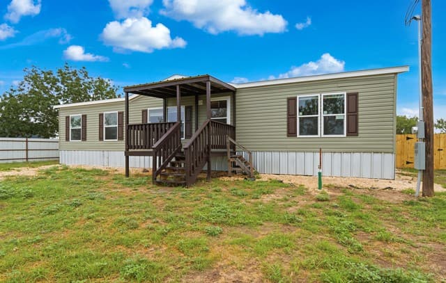4-bedroom rental at 11859 Jarratt Rd in Atascosa, TX — photo 4