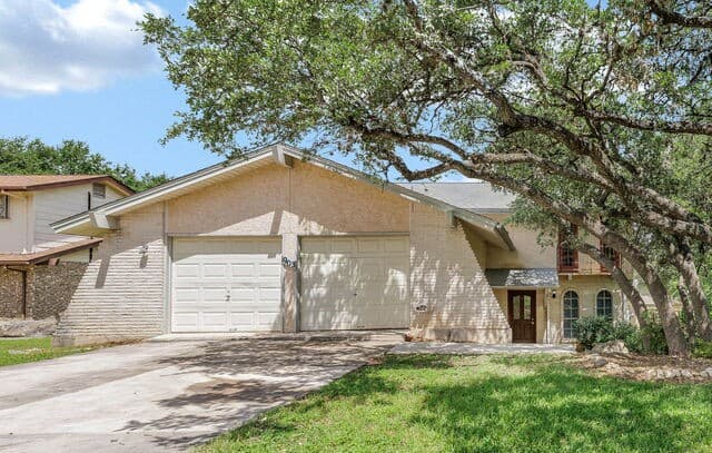 4-bedroom rental at 1903 Deer in San Antonio, TX — photo 1