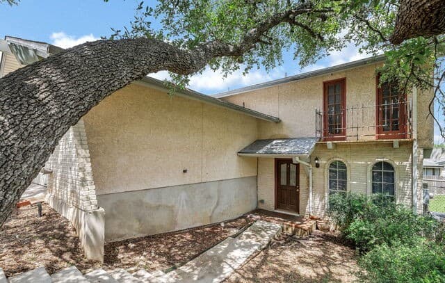 4-bedroom rental at 1903 Deer in San Antonio, TX — photo 2