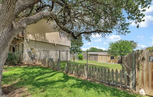 4-bedroom rental at 1903 Deer in San Antonio, TX — photo 3