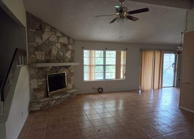 3-bedroom rental at 9622 Chelmsford Dr in San Antonio, TX — photo 2