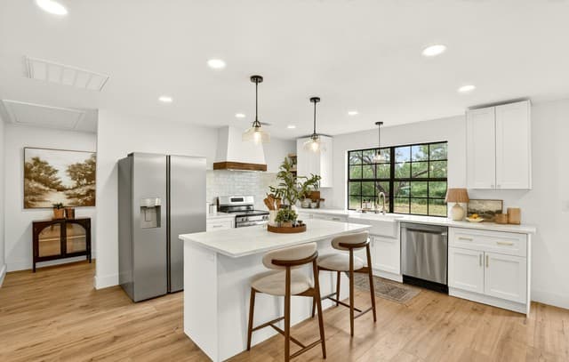 4-bedroom rental at 117 Cemetery Rd in Charlotte, TX — photo 2
